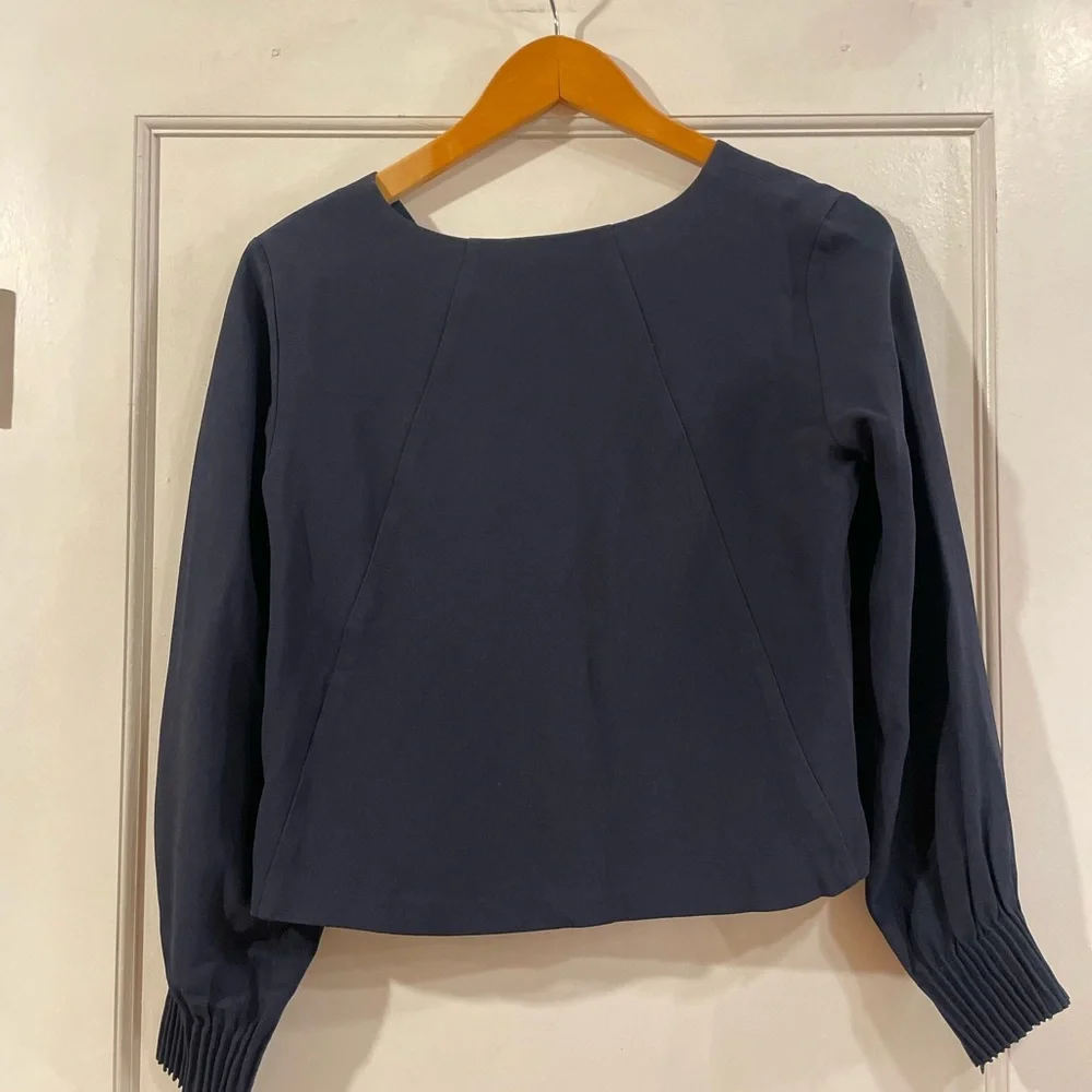 Club Monaco cropped blouse with pleated cuffs - Picture 2 of 8